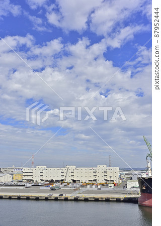 Sendai Port berthing, sunny autumn 87952444