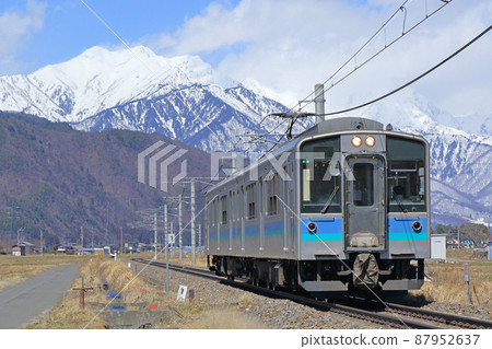 大ito線：定期列車，於早春到達北阿爾卑斯山腳 87952637
