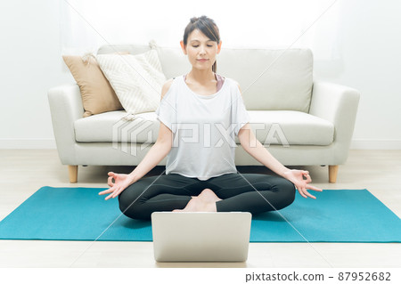 Middle-aged and older women doing online yoga on a computer (meditation) Middle-aged and older women doing online yoga on a computer (meditation) 87952682