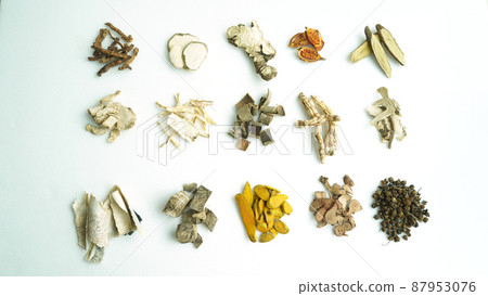 在白色背景的藥草 在白色背景的藥草 87953076