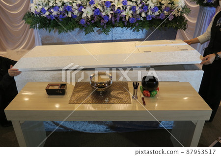 Ceremony lady closing the lid of the casket 87953517