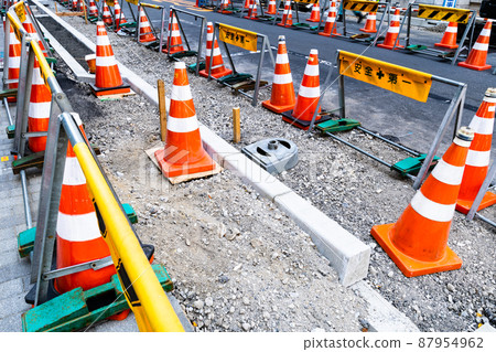 正在施工的人行道鋪設路緣石和三角錐和路障 高飽和度對比度 87954962