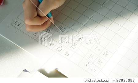 用鉛筆在紙上寫字 87955092