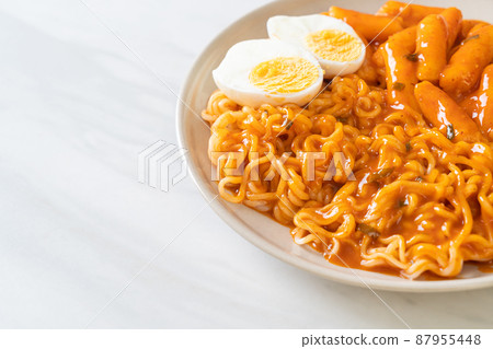 Rabokki (Ramen or Korean instant noodle and Tteokbokki) in spicy korean sauce 87955448