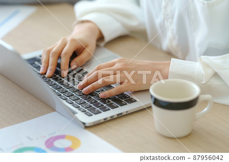 上班族辦公場景 87956042