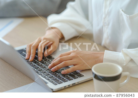 上班族辦公場景 87956043