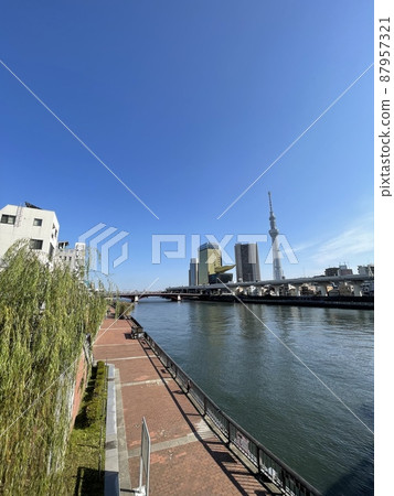 隅田川上的東京晴空塔 隅田川上的東京晴空塔 87957321