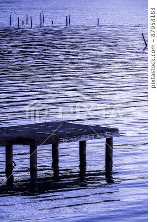 Scenery to see the surface of Lake Hamana in the early morning Scenery to see the surface of Lake Hamana in the early morning 87958183