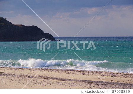 冬季風景 日本海 多雲天氣和海浪 日本冬季海 丹後半島 87958829