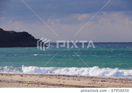 冬季風景 日本海 多雲天氣和海浪 日本冬季海 丹後半島 冬季風景 日本海 多雲天氣和海浪 日本冬季海 丹後半島 87958830