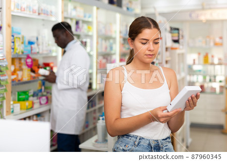Young lady choosung medicine 87960345