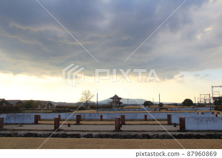 奈良市平城宮遺址上散佈著黑雲 奈良市平城宮遺址上散佈著黑雲 87960869