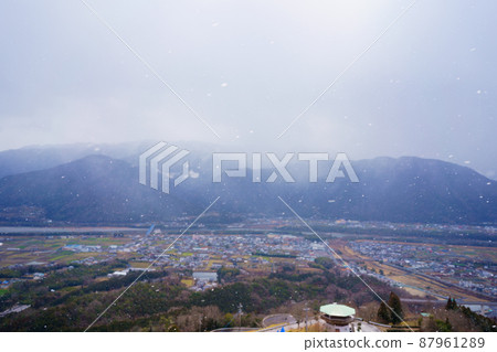 吉野川中游的平原和四國山脈(德島縣三好市健康與親友之森的景色) 只關註一些雪 吉野川中游的平原和四國山脈(德島縣三好市健康與親友之森的景色) 只關註一些雪 87961289