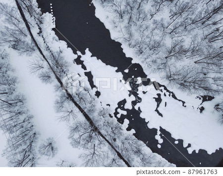 在冬天和山小河的北海道雪場面 87961763