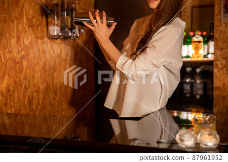 一個在酒吧櫃檯做清酒的女人 BAR 87961952