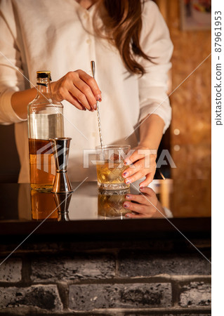 A woman who makes sake at the counter BAR 87961953