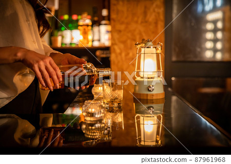 在酒吧櫃檯提供酒水的女人 BAR 87961968