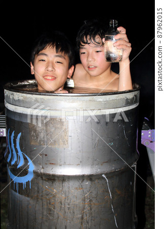 A child enjoying a drum bath in his parking lot, refraining from going out due to the corona A child enjoying a drum bath in his parking lot, refraining from going out due to the corona 87962015