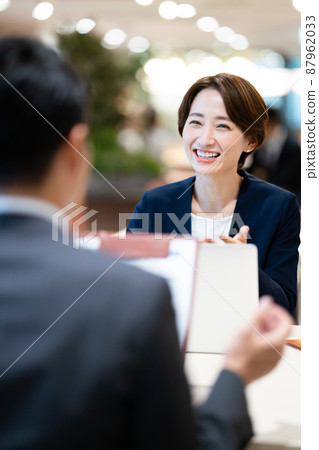 Business woman having a meeting 87962033