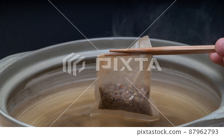 [Cooking scene] Take Japanese-style soup stock in a clay pot and soup stock in a soup stock pack. 87962793