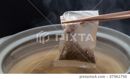 [Cooking scene] Take Japanese-style soup stock in a clay pot and soup stock in a soup stock pack. 87962798