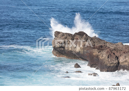 Huge waves crashing on the coast of Lanzarote Huge waves crashing on the coast of Lanzarote 87963172