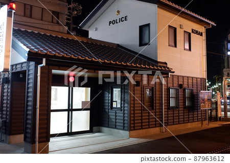 日本警察局在晚上 87963612