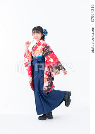 穿著袴的小學生 穿著袴的小學生 87964316