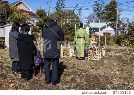 A priest and owner praying for the safety of building work at the groundbreaking festival and praying in front of the altar 87965396
