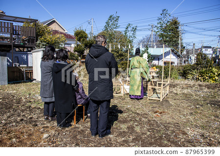 一位牧師和業主在奠基節上為建築工作的安全祈禱，並在祭壇前祈禱 87965399