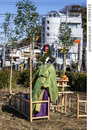 前往治欽齋的祭壇祈求建築工程安全的神父 前往治欽齋的祭壇祈求建築工程安全的神父 87965419