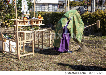 一位牧師在奠基節上為建築工程的安全祈禱,並執行將劍插入沙中的儀式。 一位牧師在奠基節上為建築工程的安全祈禱,並執行將劍插入沙中的儀式。 87965426