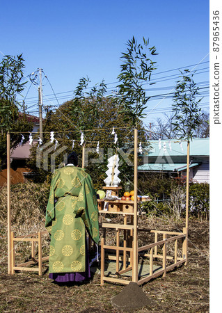 前往治欽齋的祭壇祈求建築工程安全的神父 前往治欽齋的祭壇祈求建築工程安全的神父 87965436