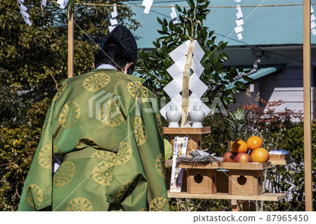 前往治欽齋的祭壇祈求建築工程安全的神父 87965450