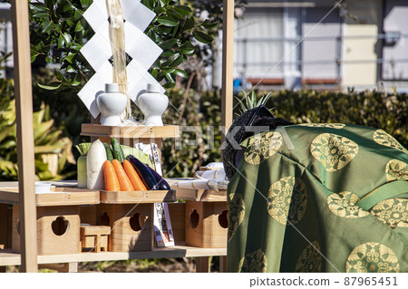 前往治欽齋的祭壇祈求建築工程安全的神父 87965451