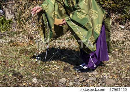 A priest who makes a cleansing four-way payment to the land to pray for the safety of construction work at the groundbreaking festival A priest who makes a cleansing four-way payment to the land to pray for the safety of construction work at the groundbreaking festival 87965460