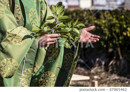 A priest who goes to the altar at the jichinsai and prays for the safety of building work 87965462