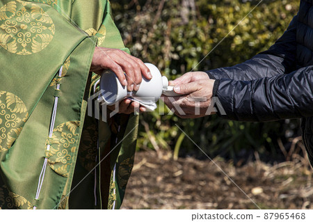祈求治欽齋建築工程安全的神父，向主人供奉三木 87965468