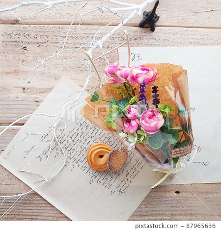A cute bouquet of pink flowers 87965636