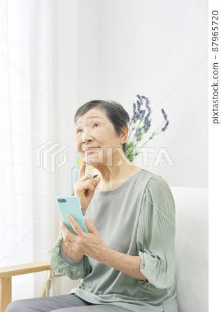 老人智能手機客廳思考 87965720