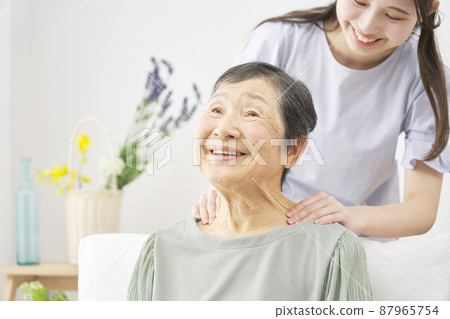 祖母和孫子肩冷杉生活 87965754