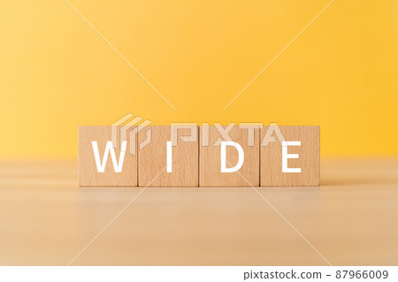 上面寫著“WIDE”的積木 上面寫著“WIDE”的積木 87966009