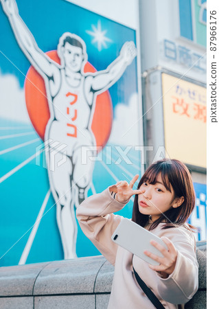 Woman sightseeing in Osaka Woman sightseeing in Osaka 87966176