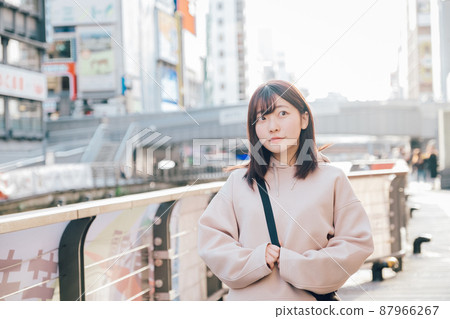 走在大阪市的婦女 87966267