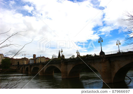 西班牙城市景觀洛格羅尼奧,卡米諾(聖地亞哥朝聖) 西班牙城市景觀洛格羅尼奧,卡米諾(聖地亞哥朝聖) 87966697