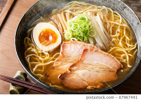 熱氣騰騰，噝噝作響的醬油拉麵 87967491