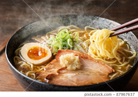 熱氣騰騰,噝噝作響的味噌拉麵 熱氣騰騰,噝噝作響的味噌拉麵 87967637