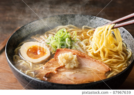 熱氣騰騰，噝噝作響的味噌拉麵 87967639