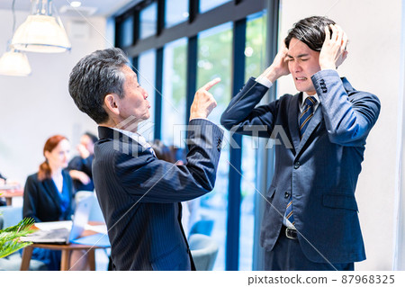 老闆責備下屬 87968325