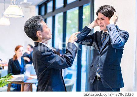 老闆責備下屬 87968326